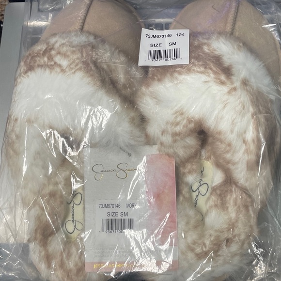 Jessica Simpson Slippers Fuzzy Plush Memory foam Beige Suede Size 6/7 NWT - Picture 5 of 5